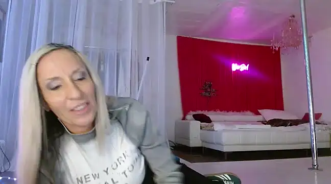 Snapshot of Sweet-Ginger chatting on December 16, 2024, 10:45 pm Sweet-Ginger online show from December 16, 2024, 10:45 pm