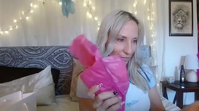 Snapshot of Sweet-Ginger chatting on March 15, 2025, 11:17 pm Sweet-Ginger online show from March 15, 2025, 11:17 pm