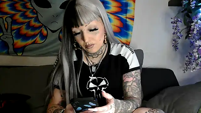 Snapshot of RoxxyInk chatting on January 13, 2025, 8:05 am RoxxyInk online show from January 13, 2025, 8:05 am