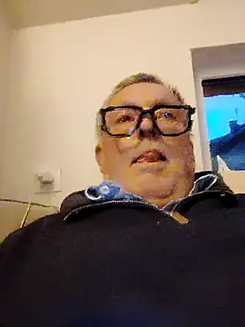 Snapshot of Corref chatting on October 28, 2025, 5:04 pm Corref online show from October 28, 2025, 5:04 pm