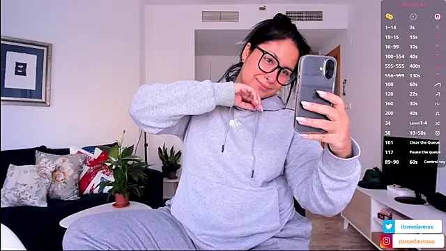 DannaaMeliza online show from November 14, 2025, 10:47 am