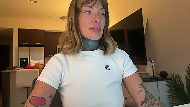 Snapshot of airgeadx chatting on November 4, 2025, 8:52 pm airgeadx online show from November 4, 2025, 8:52 pm