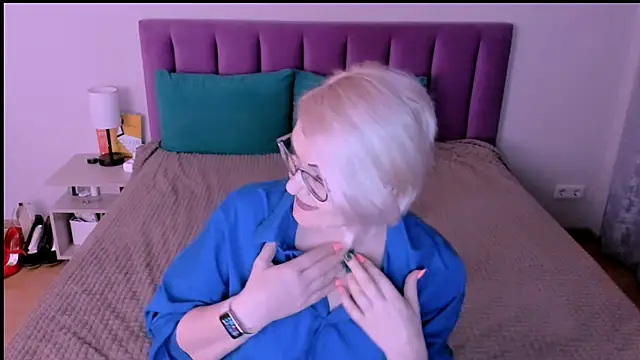 sabrinamacmarren online show from September 30, 2025, 4:01 pm