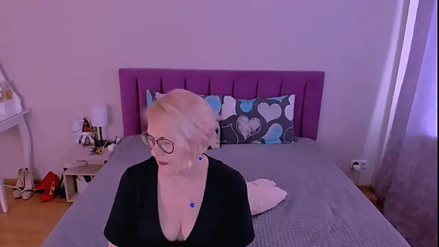 sabrinamacmarren online show from February 5, 2026, 7:57 am