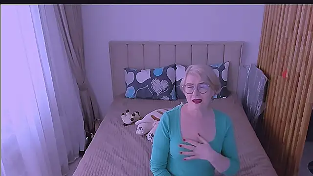 sabrinamacmarren online show from April 6, 2026, 1:23 pm