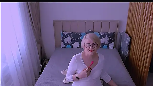 sabrinamacmarren online show from April 12, 2026, 10:42 am