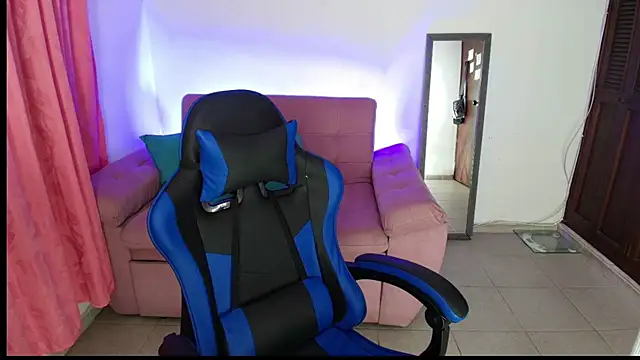 Snapshot of Julieta_Sandia chatting on November 23, 2025, 1:27 am Julieta Sandia online show from November 23, 2025, 1:27 am