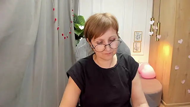 Snapshot of Paris_Cherry chatting on February 18, 2025, 4:37 pm Paris Cherry online show from February 18, 2025, 4:37 pm