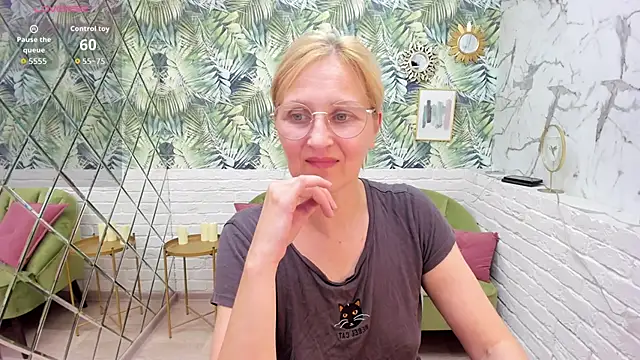 Snapshot of Paris_Cherry chatting on September 14, 2025, 8:41 pm Paris Cherry online show from September 14, 2025, 8:41 pm