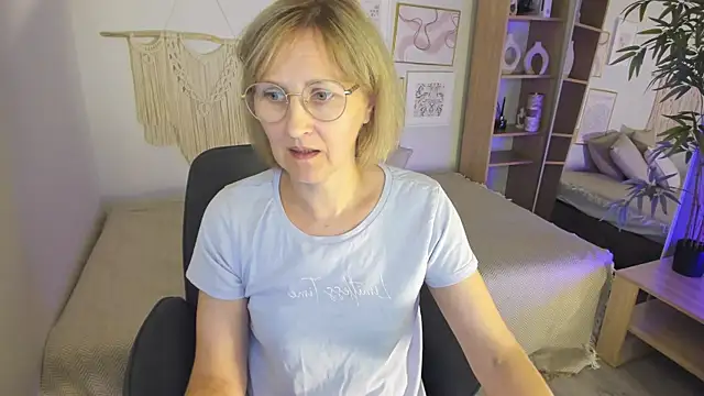 Snapshot of Paris_Cherry chatting on September 17, 2025, 8:10 pm Paris Cherry online show from September 17, 2025, 8:10 pm