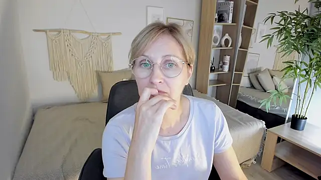 Snapshot of Paris_Cherry chatting on September 18, 2025, 7:16 pm Paris Cherry online show from September 18, 2025, 7:16 pm