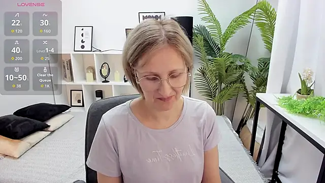 Snapshot of Paris_Cherry chatting on September 22, 2025, 7:49 pm Paris Cherry online show from September 22, 2025, 7:49 pm