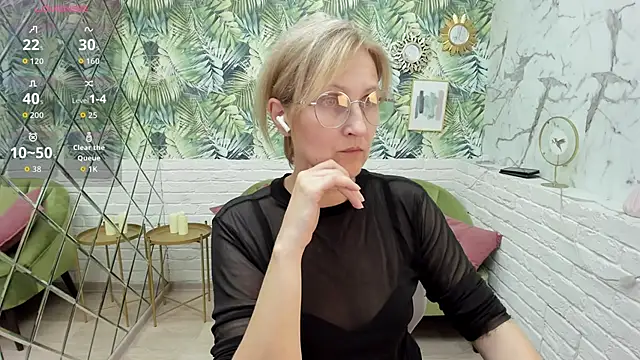 Snapshot of Paris_Cherry chatting on September 27, 2025, 8:14 pm Paris Cherry online show from September 27, 2025, 8:14 pm