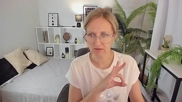 Snapshot of Paris_Cherry chatting on September 28, 2025, 8:03 pm Paris Cherry online show from September 28, 2025, 8:03 pm