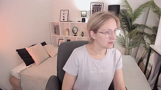 Snapshot of Paris_Cherry chatting on October 12, 2025, 8:08 pm Paris Cherry online show from October 12, 2025, 8:08 pm