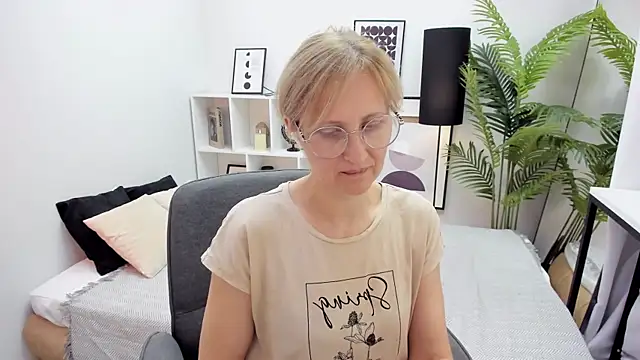 Snapshot of Paris_Cherry chatting on October 13, 2025, 8:09 pm Paris Cherry online show from October 13, 2025, 8:09 pm