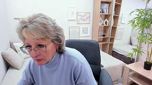 Snapshot of EvelynJoyful chatting on October 17, 2025, 5:21 am EvelynJoyful online show from October 17, 2025, 5:21 am