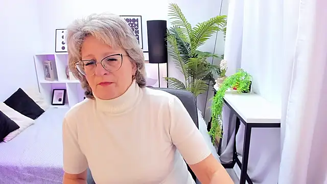 Snapshot of EvelynJoyful chatting on November 4, 2025, 5:06 am EvelynJoyful online show from November 4, 2025, 5:06 am