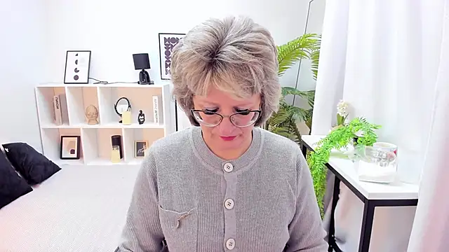 Snapshot of EvelynJoyful chatting on November 17, 2025, 5:13 am EvelynJoyful online show from November 17, 2025, 5:13 am