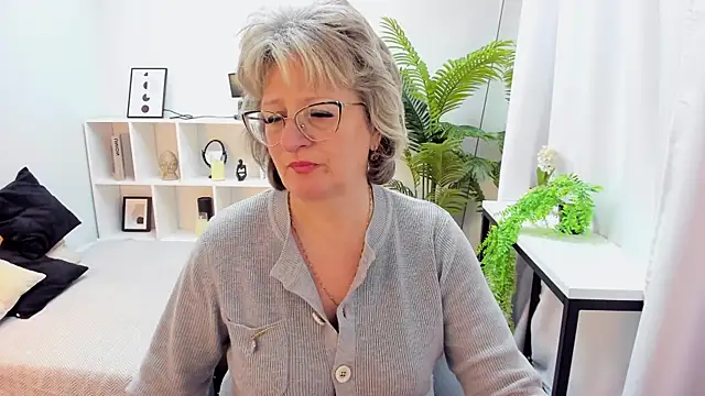 Snapshot of EvelynJoyful chatting on November 19, 2025, 5:07 am EvelynJoyful online show from November 19, 2025, 5:07 am