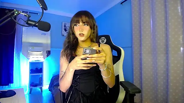 charlottesexxx online show from May 4, 2026, 9:44 pm