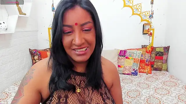 LadyNahir online show from May 28, 2026, 4:32 am