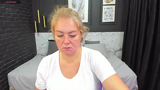 Snapshot of JenniferLight chatting on December 3, 2024, 8:17 pm JenniferLight online show from December 3, 2024, 8:17 pm
