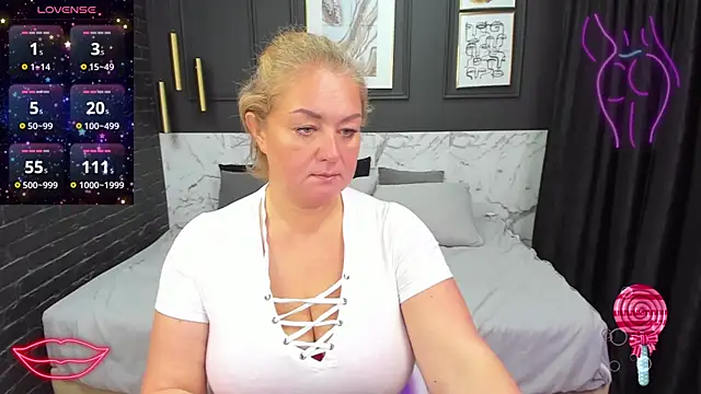 Snapshot of JenniferLight chatting on December 3, 2024, 11:24 pm JenniferLight online show from December 3, 2024, 11:24 pm