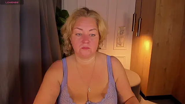 Snapshot of JenniferLight chatting on September 28, 2025, 8:03 pm JenniferLight online show from September 28, 2025, 8:03 pm