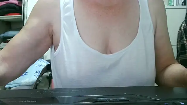 Snapshot of heidi60 chatting on October 9, 2025, 9:40 am heidi60 online show from October 9, 2025, 9:40 am