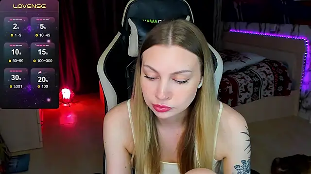 BiMolly online show from October 15, 2025, 8:53 pm