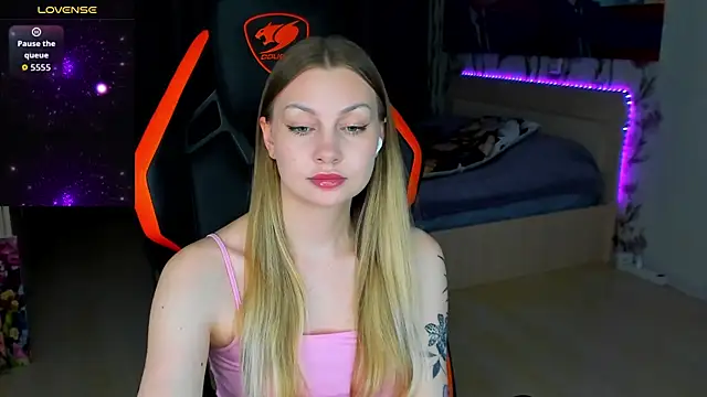 BiMolly online show from April 15, 2026, 8:20 pm