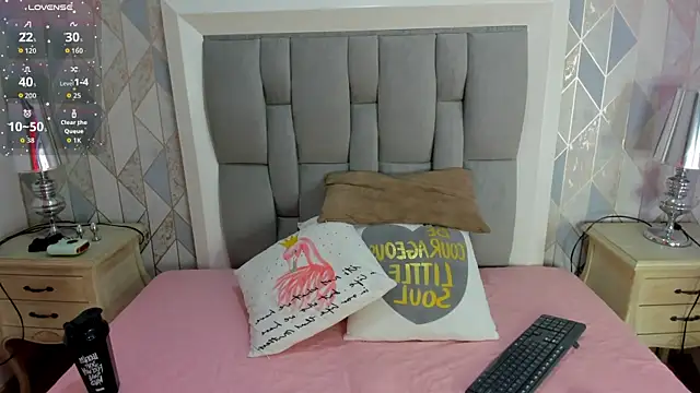 Princsgirl  online show from October 14, 2025, 7:36 pm