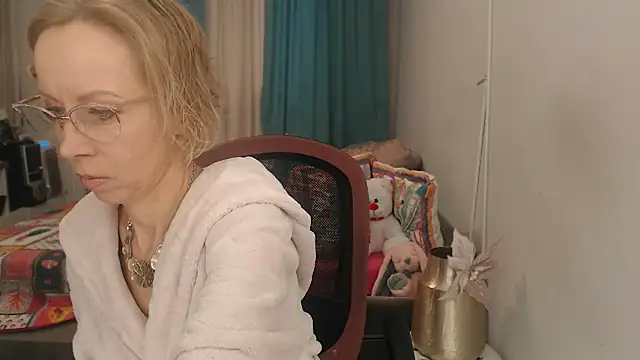 LuxuryNika online show from April 8, 2026, 2:39 pm