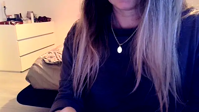 Snapshot of leadileo chatting on November 6, 2025, 12:28 pm leadileo online show from November 6, 2025, 12:28 pm