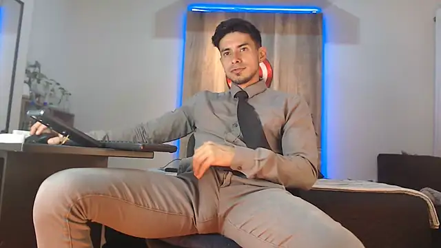 Andrew 4  online show from November 5, 2025, 3:39 am