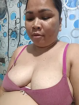 XXLorie 02 online show from May 6, 2026, 12:10 pm