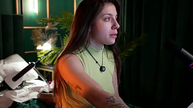 Eille Elfie online show from December 1, 2025, 5:12 am