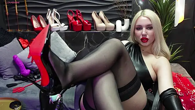 Snapshot of MistressDarsy chatting on February 28, 2025, 9:15 am MistressDarsy online show from February 28, 2025, 9:15 am