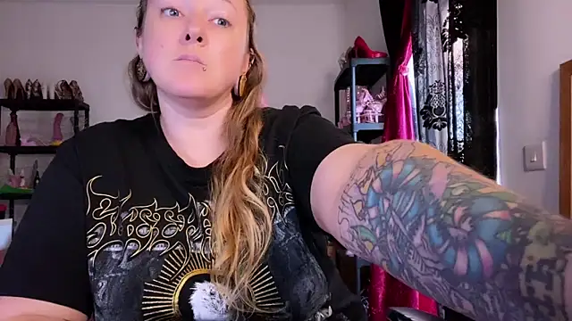 kisicaxx online show from November 3, 2025, 3:24 pm