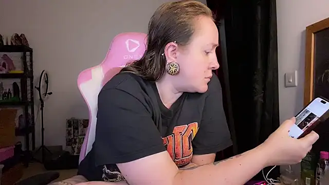 kisicaxx online show from November 18, 2025, 5:01 am