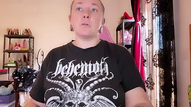 kisicaxx online show from December 22, 2025, 12:46 pm