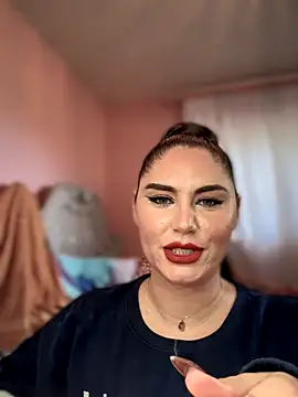 Snapshot of lovely_beast chatting on November 19, 2025, 6:08 pm lovely beast online show from November 19, 2025, 6:08 pm