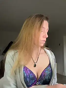 Snapshot of Heidi_Harper chatting on January 6, 2025, 9:41 am Heidi Harper online show from January 6, 2025, 9:41 am