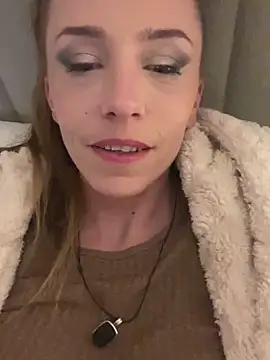 Snapshot of Heidi_Harper chatting on March 15, 2025, 9:27 pm Heidi Harper online show from March 15, 2025, 9:27 pm
