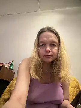 Snapshot of Susanel chatting on December 22, 2024, 1:44 pm Susanel online show from December 22, 2024, 1:44 pm