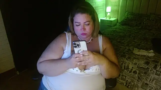 Snapshot of bella_savati chatting on February 7, 2025, 1:04 am bella savati online show from February 7, 2025, 1:04 am