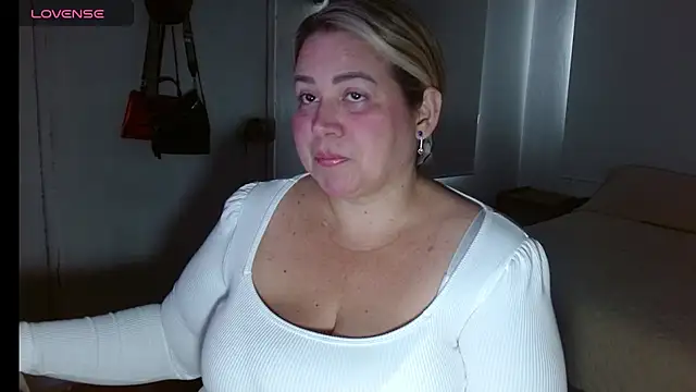 Snapshot of bella_savati chatting on October 9, 2025, 7:23 pm bella savati online show from October 9, 2025, 7:23 pm