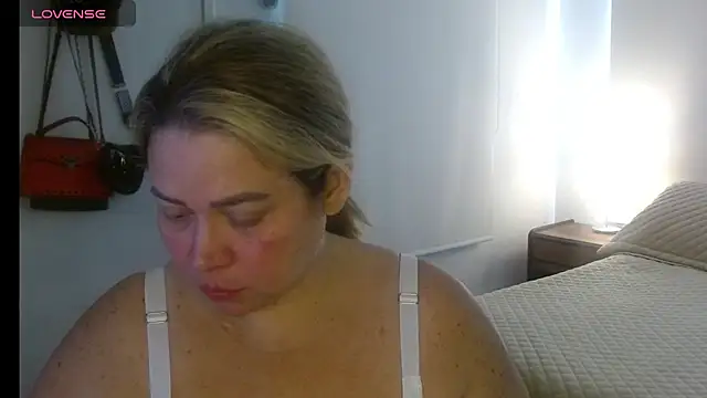 Snapshot of bella_savati chatting on October 20, 2025, 6:52 pm bella savati online show from October 20, 2025, 6:52 pm