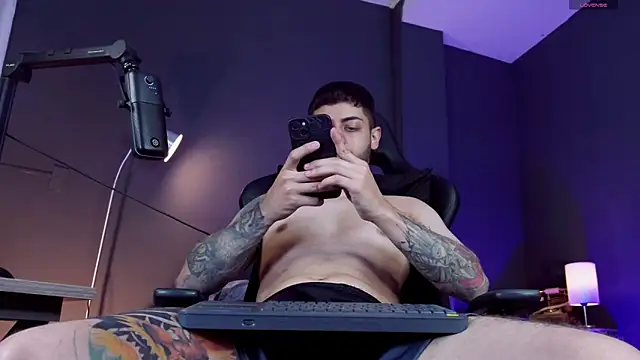 Snapshot of alessandro_duty chatting on October 30, 2025, 12:01 am alessandro duty online show from October 30, 2025, 12:01 am